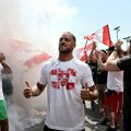 Navijači Crvene zvezde dočekali Marka Arnautovića uz baklje i poklon (FOTO)