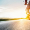 Šok snimak iz BiH: Zbog egzibicija na motoru vozač umalo izazvao katastrofu, za dlaku izbegao ozbiljne povrede