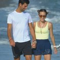 Novak i Jelena Đoković razmenjuju nežnosti na luksuznoj plaži, najpoznatiji srpski par uslikan na Mikonosu