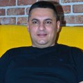 Bebici stigao ogroman paket na kućni prag: Dobio je i poruku od nepoznatih ljudi: Odmah se oglassio