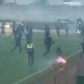 Žestok sukob navijača u nikšiću: Utakmica Druge lige Crne Gore morala da se prekine na pola sata (video)