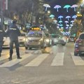 Stravičan prizor u Kralja Milana, čovek leži nasred ulice. Automobil ga pokosio dok je pretrčavao na crveno, saobraćaj usporen…
