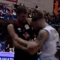 Ogroman skandal! Vezenkov se brutalno potukao na utakmici! Protivnik ga gurnuo u konstrukciju koša, on se okrenuo i udario…
