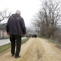 Pokojnike nosimo na rukama kako bi ih sahranili: Meštani ovog sela na zapadu Srbije konačno dobijaju put