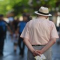 Mnogi ovo ne znaju: Penzioner ima penziju 900 evra, ali mu naplatili dug, evo koliko se uzima od penzije