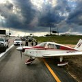 Dramatičan snimak! Avionu otkazao motor, pilot sleteo na autoput između automobila, vozači šokirani