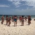 "Ne zovu nas džabe nebeskim narodom": Srbi u Tunisu napravili spektakl na plaži - zaigrali "moravac" i digli ceo resort na…