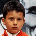 Sećate se bucmastog dečaka iz filma "Otac na službenom putu"? Više nije dete, batalio je glumu, a u rukama ima zanat zlata…