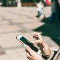 Zašto ljudi namerno „zaglupljuju“ svoje pametne telefone?