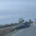 NOVI DETALJI NESREĆE KOD KUZMINA: Vozač navodno pobegao kroz njivu, tri osobe lakše povređene