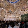Sveće ispred Hrama za ubijene Srbe: Vernici i večeras odaju poštu stradalim sunarodnicima sa Kosmeta (foto/video)