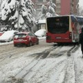 Nesreća na Čukarici: Autobus na liniji 89 proklizao i udario nekoliko parkiranih automobila, saobraćaj usporen (video)