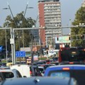 Ako vidite ovo slovo na automobilu u Grčkoj, evo šta vam vozač poručuje: Isto signal postoji i u Srbiji