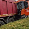 Drama u Novom Sadu: Nakon udesa iz kamiona počela da curi sumnjiva tečnost, odmah došli vatrogasci