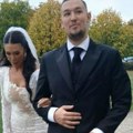 Ženi se Uroš Živković, stigao sa mladom u crkvu: Lepa Jovana u izazovnoj venčanici, sve se providi oko grudi