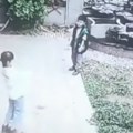 "Sklonite se, sam ću" Snimak iz dvorišta šokirao mreže — niko nije očekivao ovakvu reakciju ljubimca! (video)