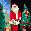 Dečja radost ispod „Dve jelke“ – Niggor kao Deda Mraz obradovao mališane u Teatru humanosti: Fondacija Mozzart donirala više…
