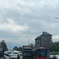 (Foto) Sudar kamiona i autobusa na Galenici: Stvaraju se gužve