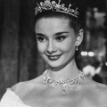 Rođena je u aristokratskoj porodici, imala je teško detinjstvo, a na vrhuncu karijere se odrekla glume i posvetila se…