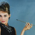 Рођена је у аристократској породици, имала је тешко детињство, а на врхунцу каријере се одрекла глуме и посветила се…