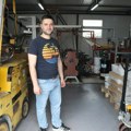 Krenuo je iz podruma, danas mu aplaudira cela Srbija: Stefan iz Lapova krenuo iz podruma, a sada ulaže u novu mašinu i širi…