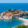 Nakon 5 godina ponovo se otvara Sveti Stefan: Ležaljke 240 evra za dan, meštani ljuti zbog još jedne stvari