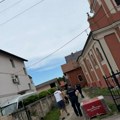 Kurir saznaje! Nesreća u Bečmenu: Radnik pao sa krova crkve, sa teškim povredama ga voze u bolnicu (foto)