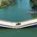 Most se raspada i visi iznad reke, ali vozači i dalje prelaze preko njega: Meštani iz bizarnog razloga neće da izaberu drugu…