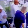 Uznemirujući snimak egzekucije šefa "kavkaske mafije"! Izlazio iz kafića, napadač prerušen u starca mu pucao u potiljak: Glavu…
