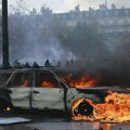 Francuska policija ni suzavcem ne uspeva da rastera demonstrante u više gradova