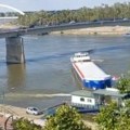 Drama u Novom Sadu: Barža zakačila stub mosta Duga (video)