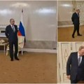 Putin ponovo ostavljen da čeka, i to u rodnom gradu: Šetkao po sali sa rukama na leđima, kamera snimila bizarnu scenu