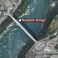 Otkriven uzrok eksplozije na mostu: Vozač "bentlija" se zakucao u punkt na granici Amerike i Kanade nakon što je izašao iz…