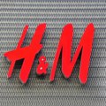 (FOTO) H&M povukao reklamu za školsku uniformu: Optužili ih da „seksualizuje mladu decu“