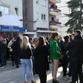 Ispred Poštanske štedionice čekaju novac koji ne mogu da podignu zbog nestašice dinara: Borba u Zubinom potoku