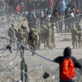 Drama sve veća na granici u Teksasu: Pogledajte juriš migranata na zaštitni zid! Vojnici ni puškama ne mogu da ih obuzdaju…
