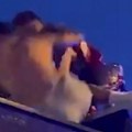 Fudbaler se popeo na autobus, pa pao i uplašio sve: Drama na proslavi titule Barselone VIDEO