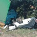 Teška saobraćajka kod Stepojevca: Kamion razneo auto, pa sleteo s puta, ima povređenih