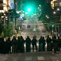 Ovako je policija krenula na demonstrante: Direktor policije tvrdi da građani nisu hteli da propuste Hitnu, snimak pokazao…