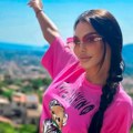 Posle vrućih fotki u kupaćem, Maja Marinković klekla pred svetom ikonom! Ovaj potez niko nije očekivao (foto)