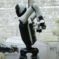 Roboti naučili da sami menjaju baterije: Stanu na minut i nastave da rade (VIDEO)