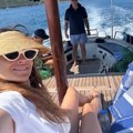 Ovako se Marija Karan baškari na jahti: Gole noge, a na glavi šešir i crne naočare (foto)