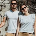 Oni su najzgodniji par na estradi: Pevač pokazao mišiće, a njegova žena grmi u kupaćem: "Ko bi rekao da imaju troje dece?!"…