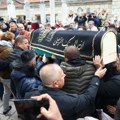 Aplauz i "Romanija" za poslednji pozdrav: Hiljade obožavalaca ispretilo Halida Bešlića