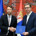 Bekerat uručio Vučiću godišnji Izveštaj EK o napretku Srbije (RTV1)