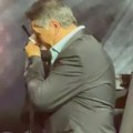 Prekinut koncert, obezbeđenje doletelo do Halida Muslimovića: Situacija se dogodila posle emotivnog momenta