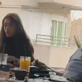 (Paparaco) Didi Janković na ručku sa 20 godina starijim mužem: Skroz se opustili, a tek da vidite šta njoj piše na tablicama…