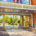 Zbog profesorke Jelene Kleut studenti blokirali Filozofski fakultet u Novom Sadu, do 14h uprava da napusti zgradu! Filozofski…