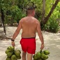 Go i bos nosi kokos po Tajlandu: Pevač na ostrvu već mesec dana, svi misle da se preselio tamo (foto)