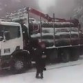 Sneg napravio kolaps na Fruškoj gori: Sve je stalo, kolone su ogromne (video)